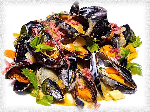 Moules à la crème aigre et au lardons