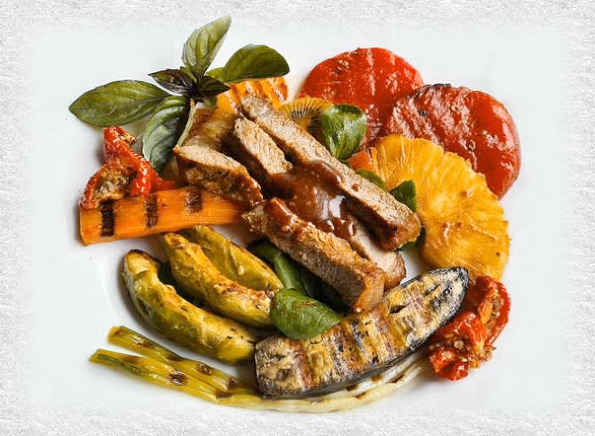 Salade avec steak, fruits et légumes grillés