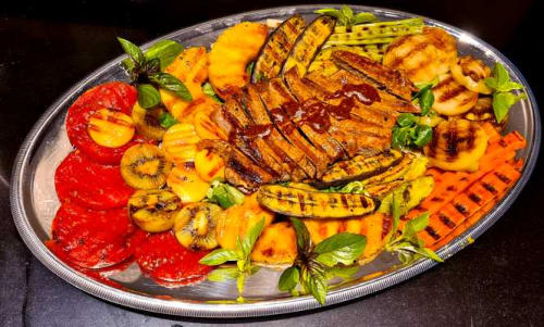 Salade avec steak, fruits et légumes grillés 2