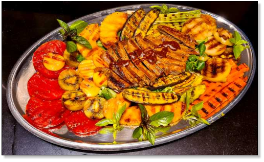 Salade avec steak, fruits et légumes grillés 2