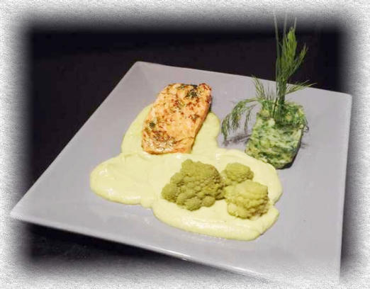 Saumon avec sauce chaude à l'avocat