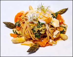 linguine met daslookpesto, asperges en zalm