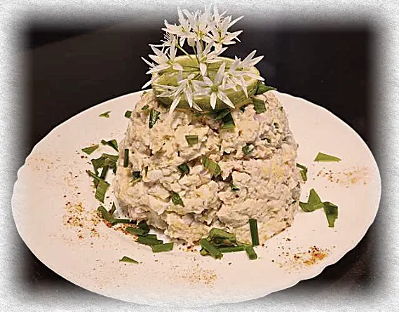 tuna salad with wild garlic