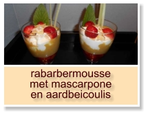 rabarbermousse met mascarpone en aardbeicoulis