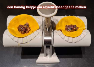 een handig hulpje om raviolikussentjes te maken