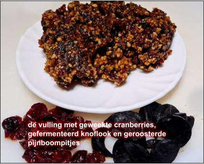 de vulling met geweekte cranberries, gefermenteerd knoflook en geroosterde pijnboompitjes