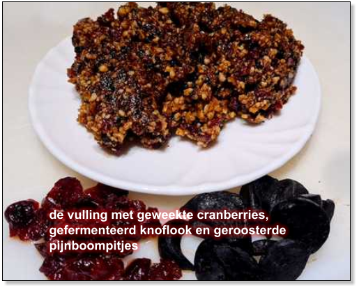 de vulling met geweekte cranberries, gefermenteerd knoflook en geroosterde pijnboompitjes