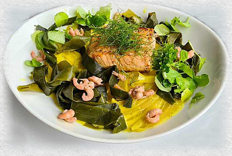 waterzooi met gebakken zalm en gestoomd preigroen