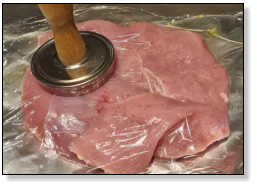 Klop het vlees zachtjes plat met een vleeshamer