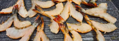 vlinders van tijgergarnalen op de grillplaat - 1