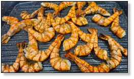 vlinders van tijgergarnalen op de grillplaat - 2