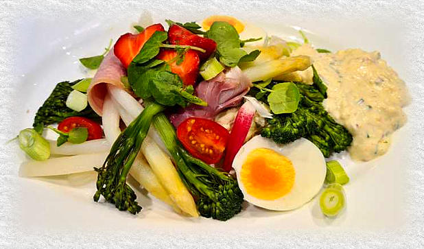 Aspergesalade met broccolini en nobissaus