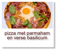 pizza met parmaham en verse basilicum