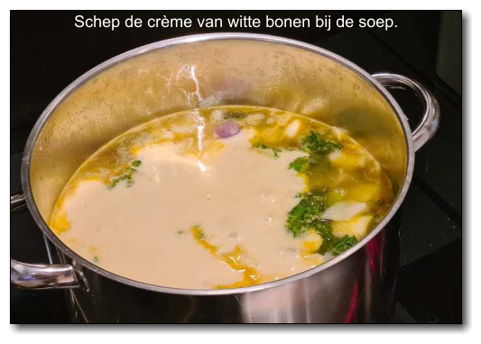 Schep de crème van witte bonen bij de soep.