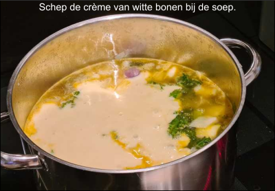 Schep de crème van witte bonen bij de soep.