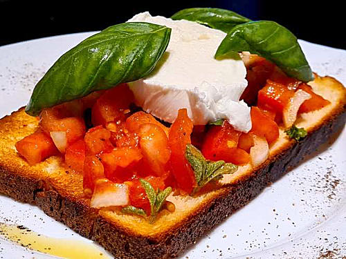 bruschetta met tomaten en buffelmozzarella