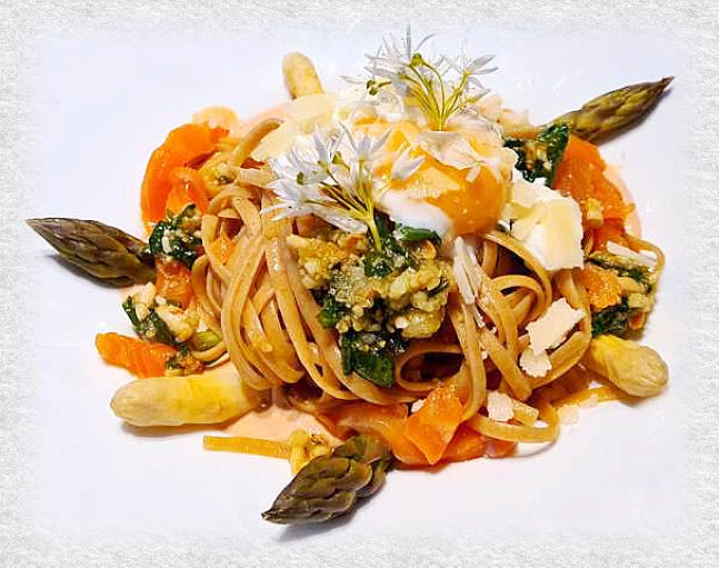 linguine met daslookpesto, asperges en zalm