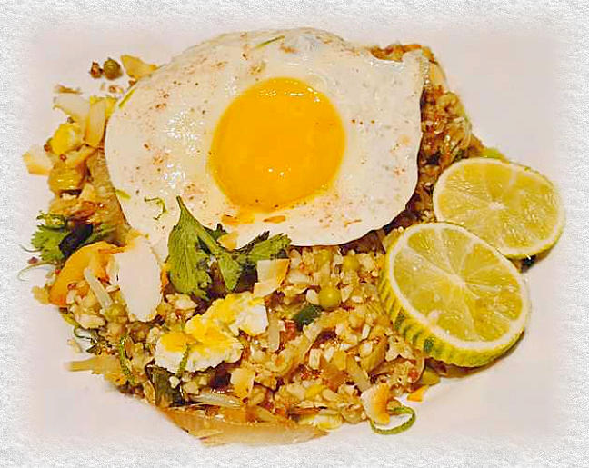 vegetarische nasi goreng met bloemkoolrijst