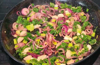 voorbereiding van fideos met kip en merguez
